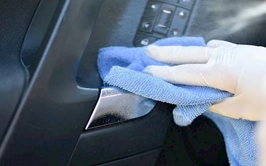 coche coronavirus limpieza trapo