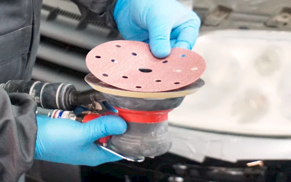 Tôlier Modelant Au Mastic La Carrosserie D'une Voiture