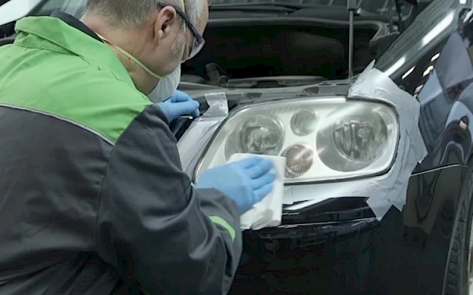 Proceso de reparación de faros de coche – PERCHAN SA